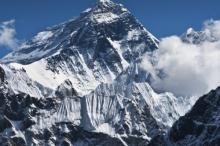 6 Puncak Gunung Tertinggi di Dunia dan Indonesia yang Memukau