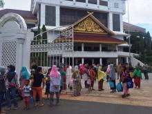 Antrean Emak-emak Minta THR Rp 100 Ribu dari Wali Kota Batam