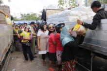 700 Paket Sembako Murah di Bintan Laku Keras dibeli Warga 