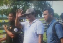 Tersangka Bansos Bujang Gondrong Lambaikan Tangan Saat Pindah Sel