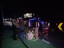 Santainya Warga Karimun Kendarai Motor Tanpa Helm