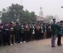 Diguyur Hujan Deras, Mahasiswa dan Polisi di Batam Gelar Salat Gaib