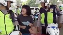Tak Terima Ditilang Ibu-ibu Ini Marah dan Pukul Polisi