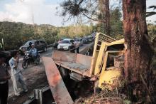Truk Pengangkut Semen Hantam Pohon di Seiladi