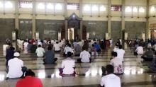 Air Mata Haru Sambut Salat Jumat Perdana di Kota Batam