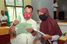 Nizar Serahkan Ratusan Sertifikat Tanah Program PTSL ke Warga Lingga Timur