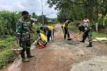 Polsek Dabo Ajak TNI, Satpol dan Masyarakat Tambal Jalan Berlubang