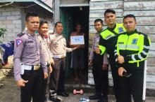 Satlantas Polres Natuna Bagikan Sembako ke Warga Kurang Mampu