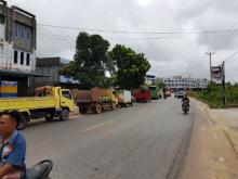 Antrean Kendaraan Beli Solar Mengular di SPBU Toapaya Hingga Depan Kejari Bintan