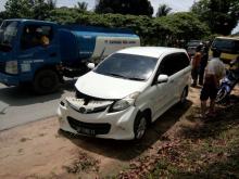 Lori Pasir Seruduk Mobil Avanza di Kawal