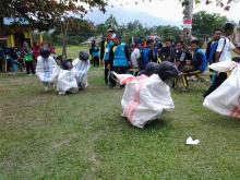 Pacu Karung Kocak Semarakkan Perayaan HUT ke-73 RI di SMAN 1 Lingga