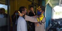 Kapolres Bagikan Masker ke Jurnalis di Natuna