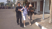 Perempuan Penyambut Kedatangan Kepala Daerah Baru Jatim Pingsan, Ini Penyebabnya