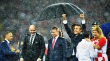 Vladimir Putin Mandi Hujan-hujanan Serahkan Medali Juara