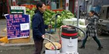 Seorang Pria di Beijing Buat Bata dari Debu Polusi Beracun