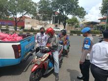 Polresta Barelang Bagi Ratusan Paket Sembako ke Warga Terdampak Corona