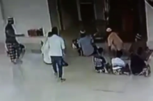 Video CCTV: Imam Masjid di Batam Meninggal Usai Salat Zuhur