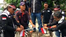 Wartawan Karimun Bagikan Seribu Bendera Merah Putih Gratis