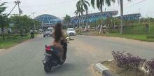 Wanita Ini Nekat Bawa Motor Tanpa Busana di Bandara Supadio