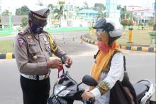 Polres Lingga Bagi-bagi Bendera Merah Putih ke Pengendara di Singkep