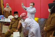Gubernur Ansar Divaksin Covid Tahap II Bareng TNI hingga Wartawan