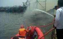 Gara-gara Korsleting Aki, Dua Kapal Terbakar di Karimun