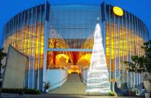 Cantiknya Pohon Natal dari Botol Bekas di Harris Resort Barelang