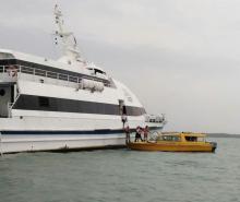 Mendebarkan, Evakuasi Puluhan Turis dari Kapal yang Kandas di Bintan