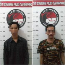 Pengedar Narkoba Sembunyi di Kolong Tempat Tidur saat Digerebek Polisi