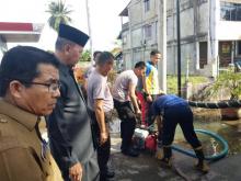Saluran Tersumbat Picu Genangan Air di Jalan DI Panjaitan