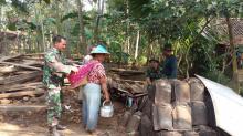 Wujud Kedekatan Warga Dengan Satgas TMMD di Desa Bonomerto