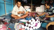 Pria Ini Produksi 20 Ribu Terompet untuk Tahun Baru di Batam