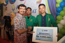 Dapat Beasiswa ATB, Zainal Makin Semangat Ukir Prestasi