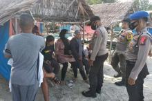 Personel Polsek Gunung Kijang Pantau Aktivitas Pengunjung Pantai Trikora