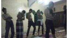 Foto Lima Pemuda Salat Berlagak Mabuk Viral di Medsos Memicu Kemarahan 