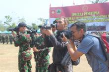 Beragam Gaya Juru Foto Upacara Penutupan TMMD