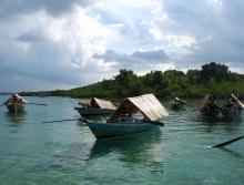 Suku Laut Hidup di Sampan, Sui Hiok Pertanyakan Program Dinsos Lingga