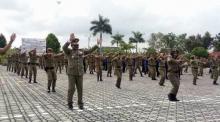 Bupati Karimun Ikut Berjoget Tarian Maumere pada HUT Satpol PP ke-67