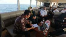 Di Atas Kapal, Ansar Bahas Jembatan Babin dan Labuh Jangkar dengan Menteri Luhut
