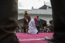 Seorang Pezina Pingsan saat Jalani Hukuman Cambuk di Banda  Aceh