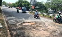 Jalan Berlubang Depan Perumahan Happy Garden Baloi Mengintai Korban
