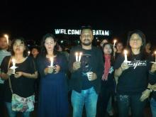 Penampakan Pendukung Ahok Nyalakan Lilin dengan Latar Belakang Welcome to Batam