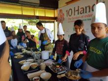 Pelajar Bintan Diajari Membuat Kue Manja ala Chef Farah Quinn