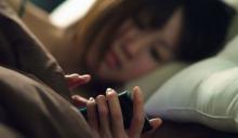 Tatap Layar Ponsel Terlalu Lama, Perempuan Ini Alami Beku Darah Otak