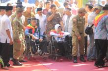 Bupati Karimun Lepas Calon Jemaah Haji, Empat Orang Gunakan Kursi Roda
