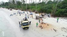 Semangat Pelajar Tunas Bangsa Bersihkan Sampah Pantai Lagoi