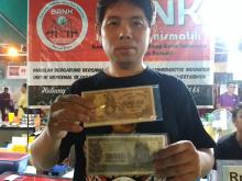 Pria Ini Memiliki Koleksi Uang Kuno dari Zaman Jepang Hingga Belanda