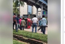 Sekelompok Orang Jungkalkan Mobil Diduga Taksi Online di Depan Mega Mall