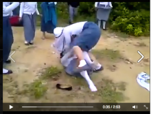 [VIDEO] Duh, Kelakuan Siswi Berseragam SMA Ini Jangan Ditiru, yang Lain Justru Asyik Merekam
