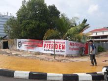 Spanduk Hapuskan WTO Bertebaran di Simpang Lampu Merah Engku Puteri